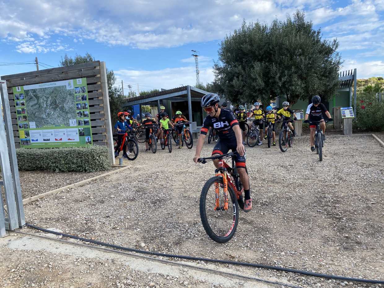 La Escuela de Bicis de Montaña de Carlos Coloma arranca en “La Nucía,  Ciudad del Deporte”